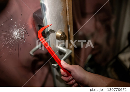 不法侵入 強盗 犯罪 不法侵入 強盗 犯罪 120770672