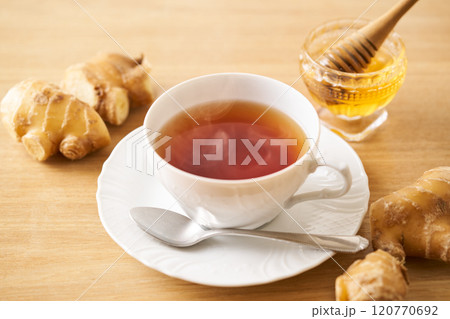 ティーカップに注いだはちみつ生姜紅茶 ティーカップに注いだはちみつ生姜紅茶 120770692