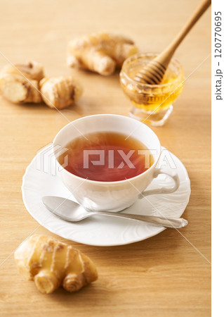 ティーカップに注いだはちみつ生姜紅茶 120770695