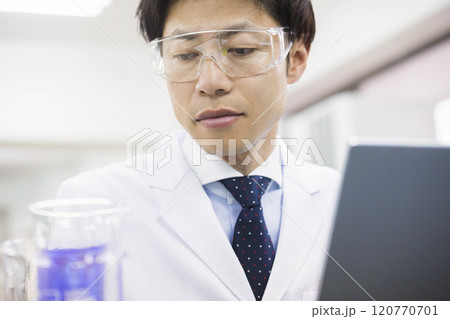 マグネチックスターラーを使う研究員　研究　開発　実験イメージ 120770701