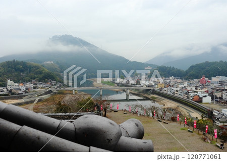 大洲城から眺める朝霧が掛かる肱川沿いの城下町と冨士山 120771061
