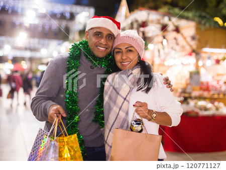 Couple expression happinnes from buying decoration at Christmas fair 120771127