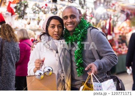 Couple expression happinnes from buying decoration at Christmas fair 120771171