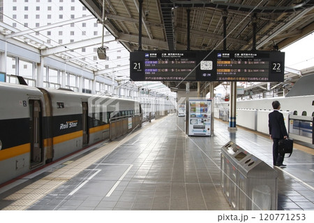 岡山駅に停車中の山陽新幹線700系レールスター車両（こだま号） 120771253