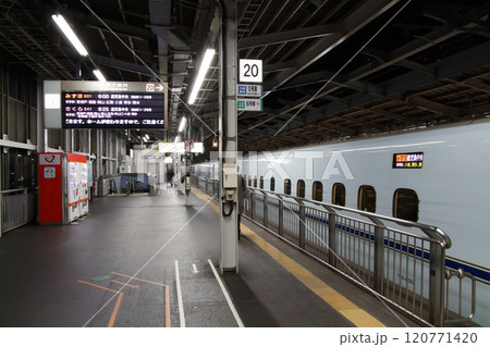 ［始発列車］新大阪駅に停車中の山陽新幹線N700系みずほ601号 120771420