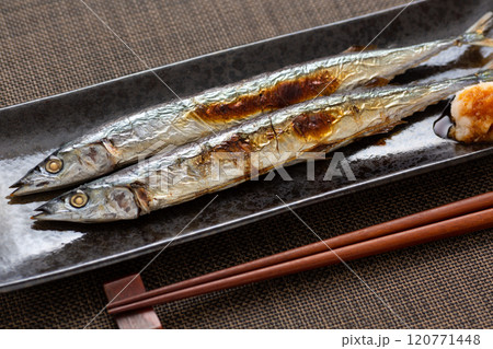 秋刀魚の塩焼き 120771448