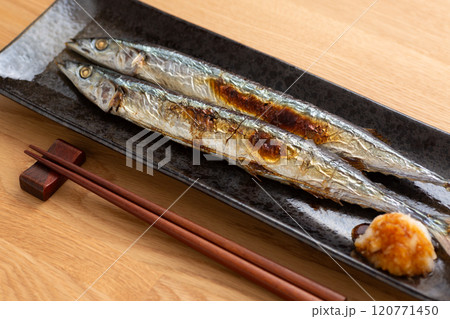 秋刀魚の塩焼き 120771450