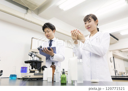 ハンドクリームを開発する女性研究員　コスメ商品開発部 120771521