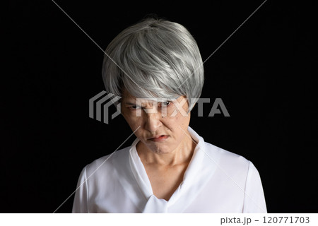 睨んでいるグレーヘアの女性 睨んでいるグレーヘアの女性 120771703