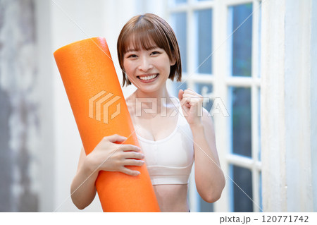 ストレッチポールを持つ若い女性 ストレッチポールを持つ若い女性 120771742