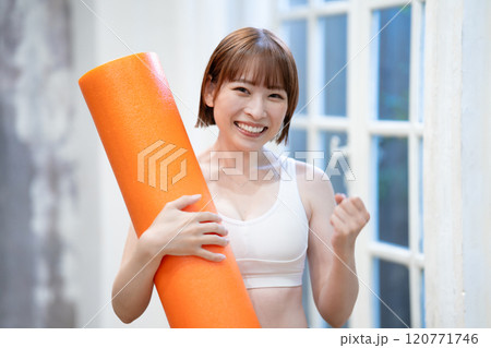 ストレッチポールを持つ若い女性 120771746