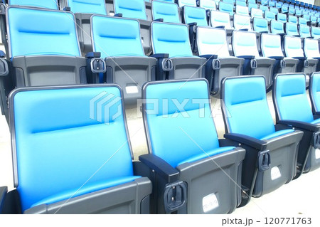 スタジアムの観客席に並ぶ座席シート 120771763