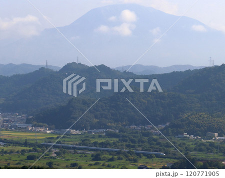 伊吹山を背に行く東海道新幹線N700S系（滋賀県彦根市） 120771905