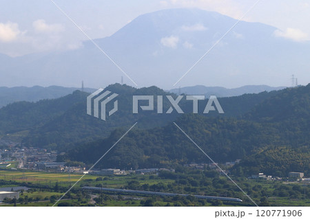 伊吹山を背に行く東海道新幹線N700系（滋賀県彦根市） 120771906