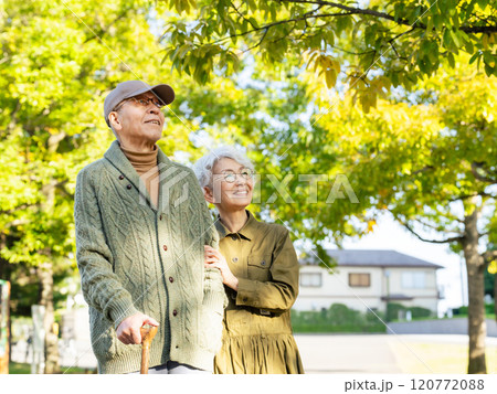 公園で空を見上げるシニアカップル 公園で空を見上げるシニアカップル 120772088