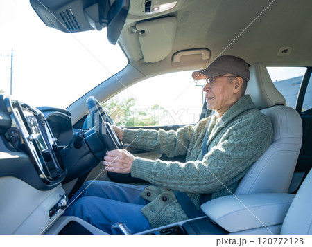 自動車を運転するシニア男性 120772123