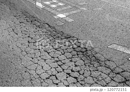 路面がひび割れ荒れた道路 a-3 モノクロ 路面がひび割れ荒れた道路 a-3 モノクロ 120772151