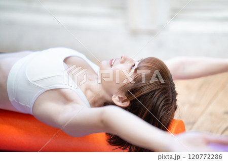 ストレッチポールでリラックスする若い女性 ストレッチポールでリラックスする若い女性 120772286