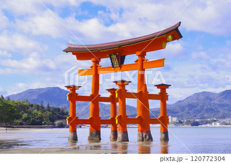 世界遺産・厳島神社の大鳥居 世界遺産・厳島神社の大鳥居 120772304