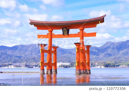 世界遺産・厳島神社の大鳥居 世界遺産・厳島神社の大鳥居 120772306