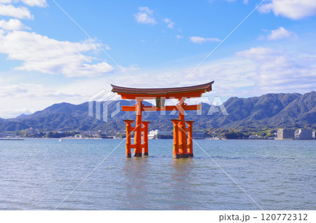 世界遺産・厳島神社の大鳥居 120772312