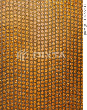 ヴィンテージ感溢れるヤニ色の壁紙テクスチャ 120772315