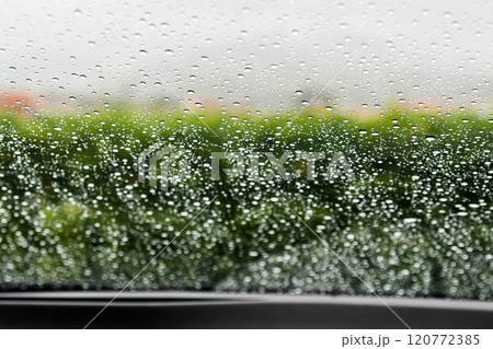 フロントガラスについた水滴 120772385