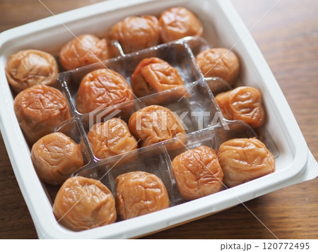 大粒の梅干しがたくさん入ったパック 120772495
