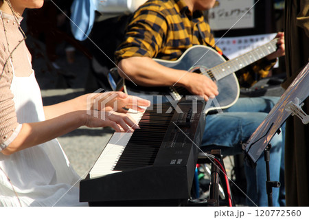 野外ライブのギタリストとキーボード 野外ライブのギタリストとキーボード 120772560