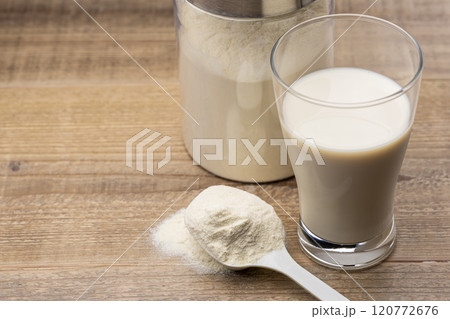 計量スプーンとグラスに注がれたプロテインドリンク 120772676