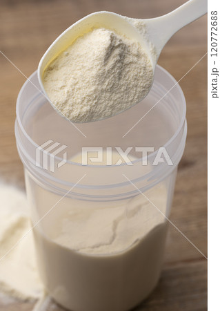 計量スプーンでシェイカーにプロテインを入れる 計量スプーンでシェイカーにプロテインを入れる 120772688