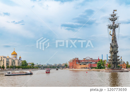 Moscow river and Peter the Great Statue. Sculpture by Zurab Tsereteli. One of the tallest monuments in Russia. Moscow river and Peter the Great Statue. Sculpture by Zurab Tsereteli. One of the tallest monuments in Russia. 120773030