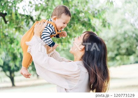 赤ちゃんとお母さん 120773129
