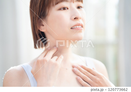 スキンケアする女性 120773662