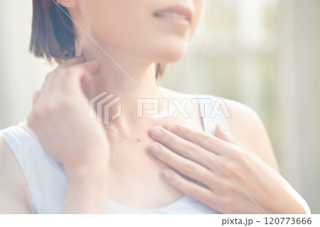 スキンケアする女性 スキンケアする女性 120773666