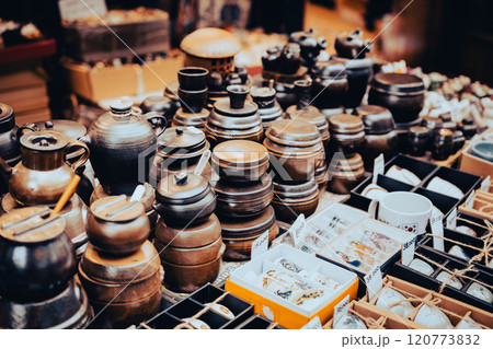 ソウル　骨董・工芸品店が並ぶインサドン（仁寺洞） 120773832