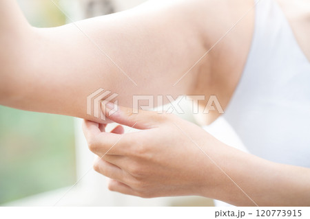 二の腕のたるみを確認する女性【パーツカット】 二の腕のたるみを確認する女性【パーツカット】 120773915