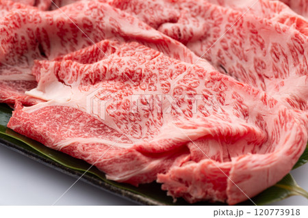 すき焼き用の黒毛和牛の肩ロース肉 120773918