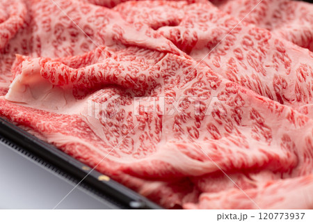 すき焼き用の黒毛和牛の肩ロース肉 120773937