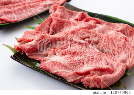 すき焼きや鉄板焼き用の黒毛和牛の肩ロース肉ともも肉 120773960