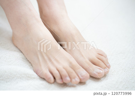 素足の女性の足元【パーツカット】 120773996