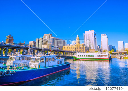 日本の横浜都市景観 歩道橋のある街。神奈川県庁・キングの塔や観光船、横浜税関などを望む=11月28日 日本の横浜都市景観 歩道橋のある街。神奈川県庁・キングの塔や観光船、横浜税関などを望む=11月28日 120774104
