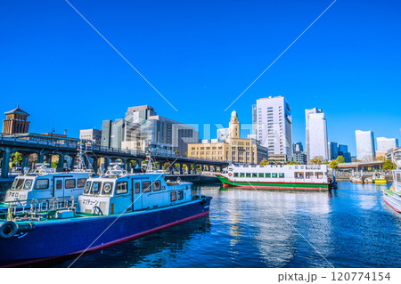 日本の横浜都市景観 歩道橋のある街。神奈川県庁・キングの塔や観光船、横浜税関などを望む＝11月28日 120774154