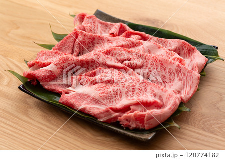 すき焼き用の黒毛和牛の肩ロース肉 120774182