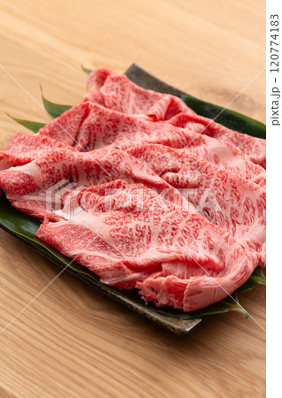 すき焼き用の黒毛和牛の肩ロース肉 すき焼き用の黒毛和牛の肩ロース肉 120774183