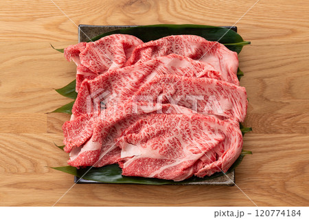 すき焼き用の黒毛和牛の肩ロース肉 120774184