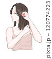 髪を触る女性 120774223