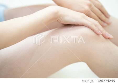 フットケアする女性の手元【パーツカット】 フットケアする女性の手元【パーツカット】 120774245