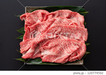 すき焼き用の黒毛和牛の肩ロース肉 120774502