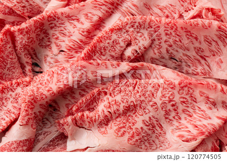 すき焼き用の黒毛和牛の肩ロース肉 120774505